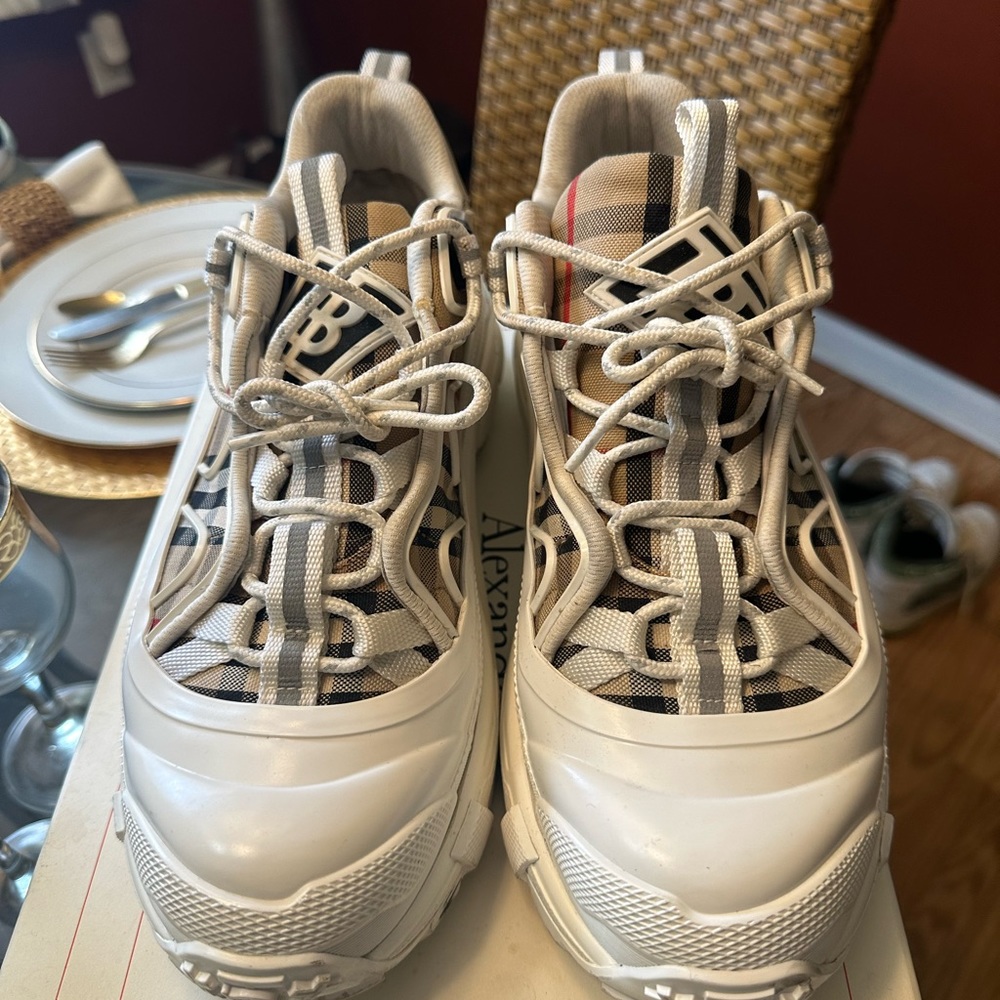 Men’s Burberry shoes size 43 excellent condition no box - Picture 3 of 4